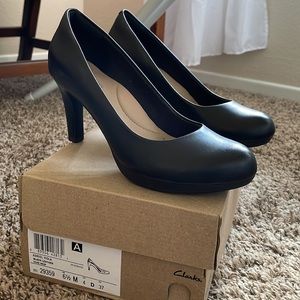 Clarks Womens Black Leather Pumps.   Size 6.5 M.